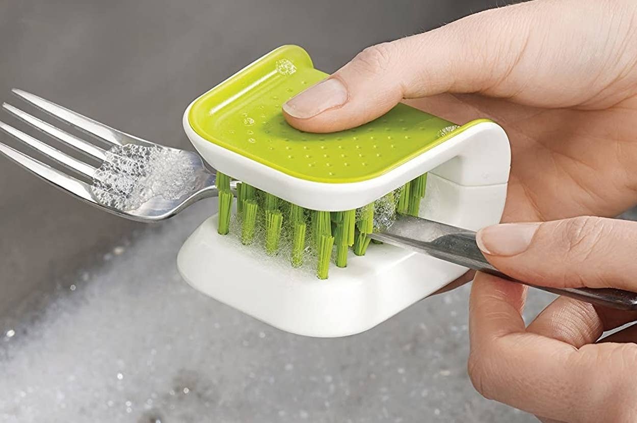 Model washing fork with utensil cleaner