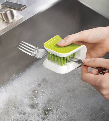 Model washing fork with utensil cleaner