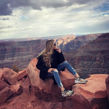 a different reviewer wearing the sneakers while at the Grand Canyon