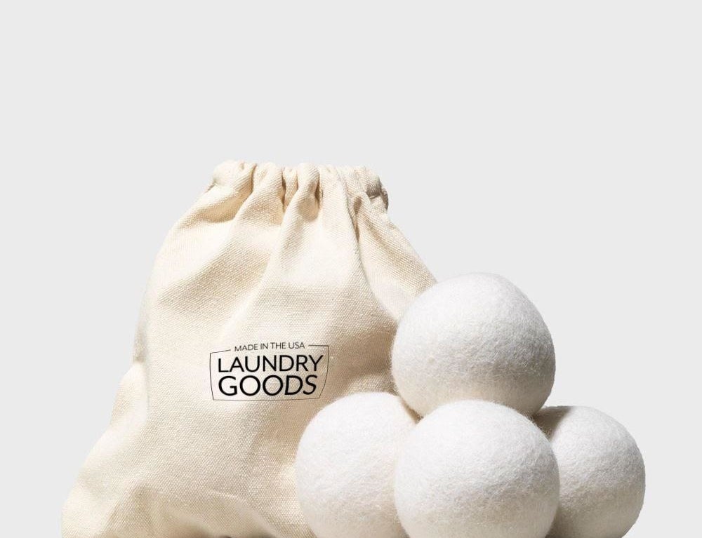 The set of four drying balls and drawstring bag