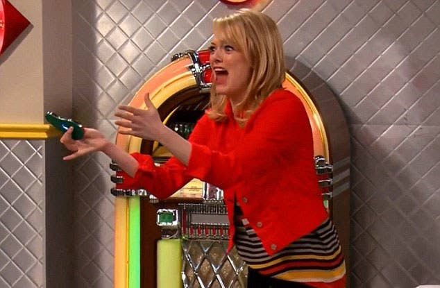 Emma Stone freaks out as an &quot;iCarly&quot; fan when spotting them