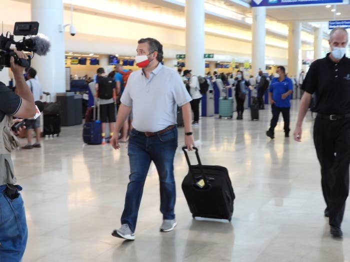 泰德•克鲁兹推着他的行李箱穿过机场去墨西哥在德克萨斯州的危机