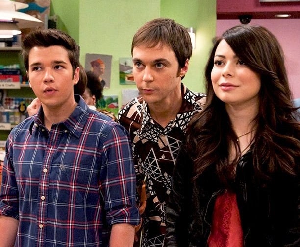 Freddie and Carly stand next to Jim Parson, who plays Caleb in an episode