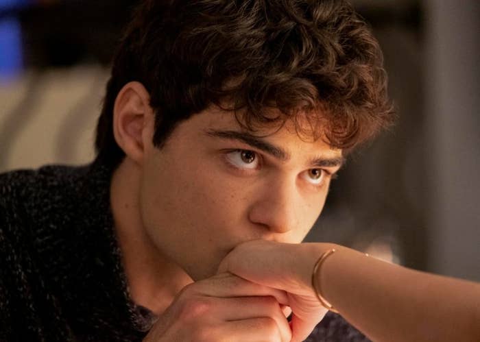 Peter Kavinsky kisses Lara Jean's hand