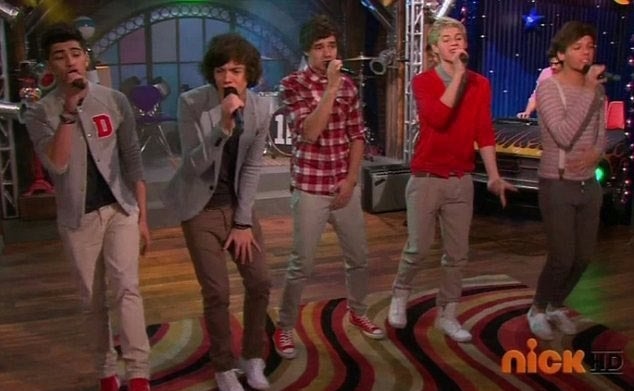 The five boys of One Direction perform live during an "iCarly" web show