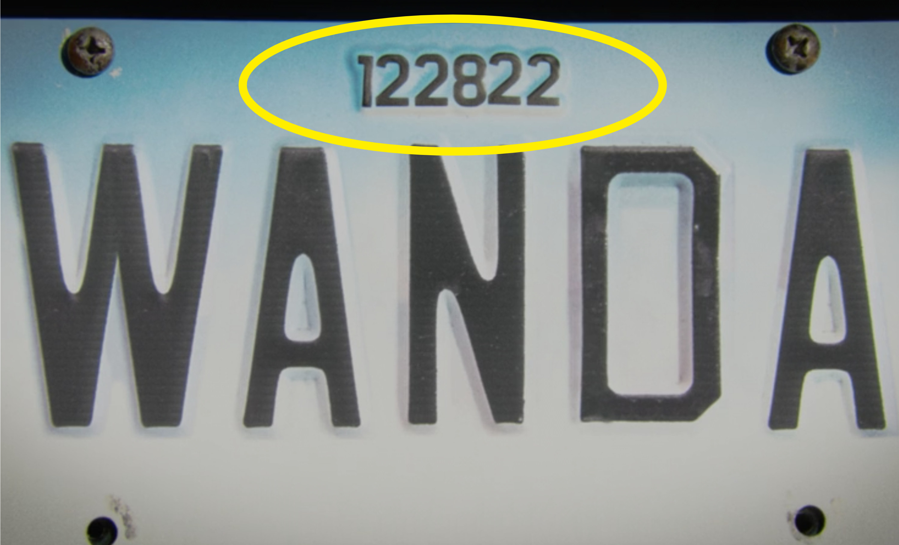 一个车牌说“Wanda"与数字“122822”;在她的名字