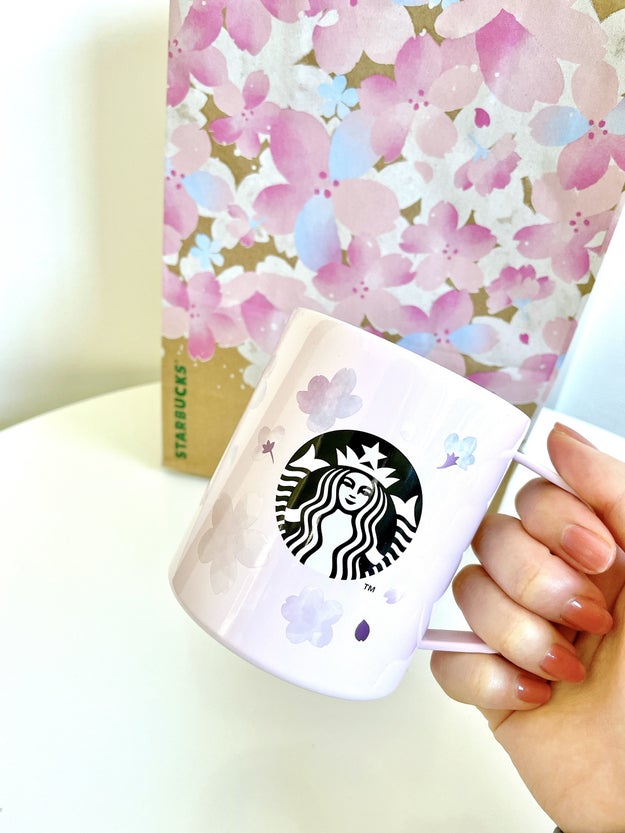 使うのをためらうレベルだよ スタバの 春限定マグ 儚げデザインにトキめいた