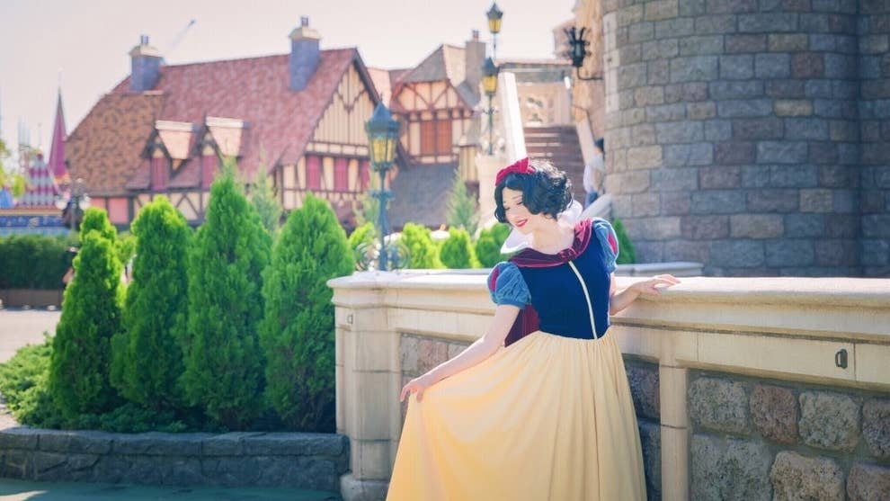 白雪姫が自宅に と思いきや お母さんが撮ったコスプレの写真 シュールすぎw 白雪姫が自宅に と思いきや お母さんが撮ったコスプレの写真 シュールすぎw