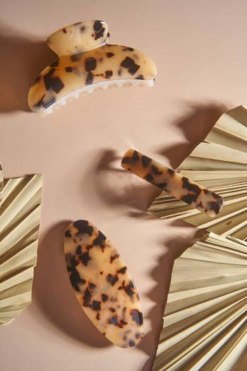 The blonde tortoise shell clip along with other hair accessories in the same print