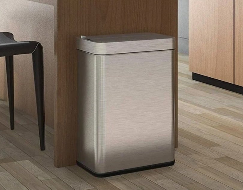 The sensor trash can in stainless steel