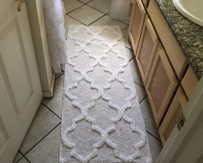 Review photo of the white bath rug