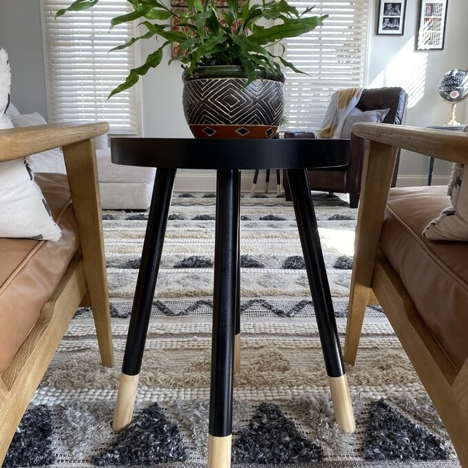 Review photo of the black tray top end table