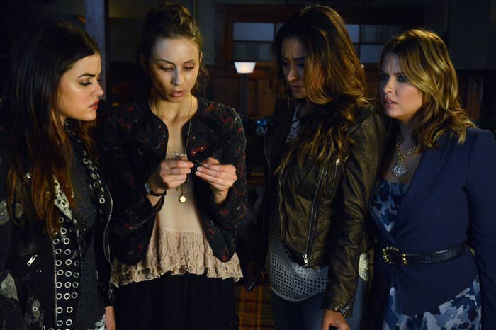 the girls looking at Spencer's phone