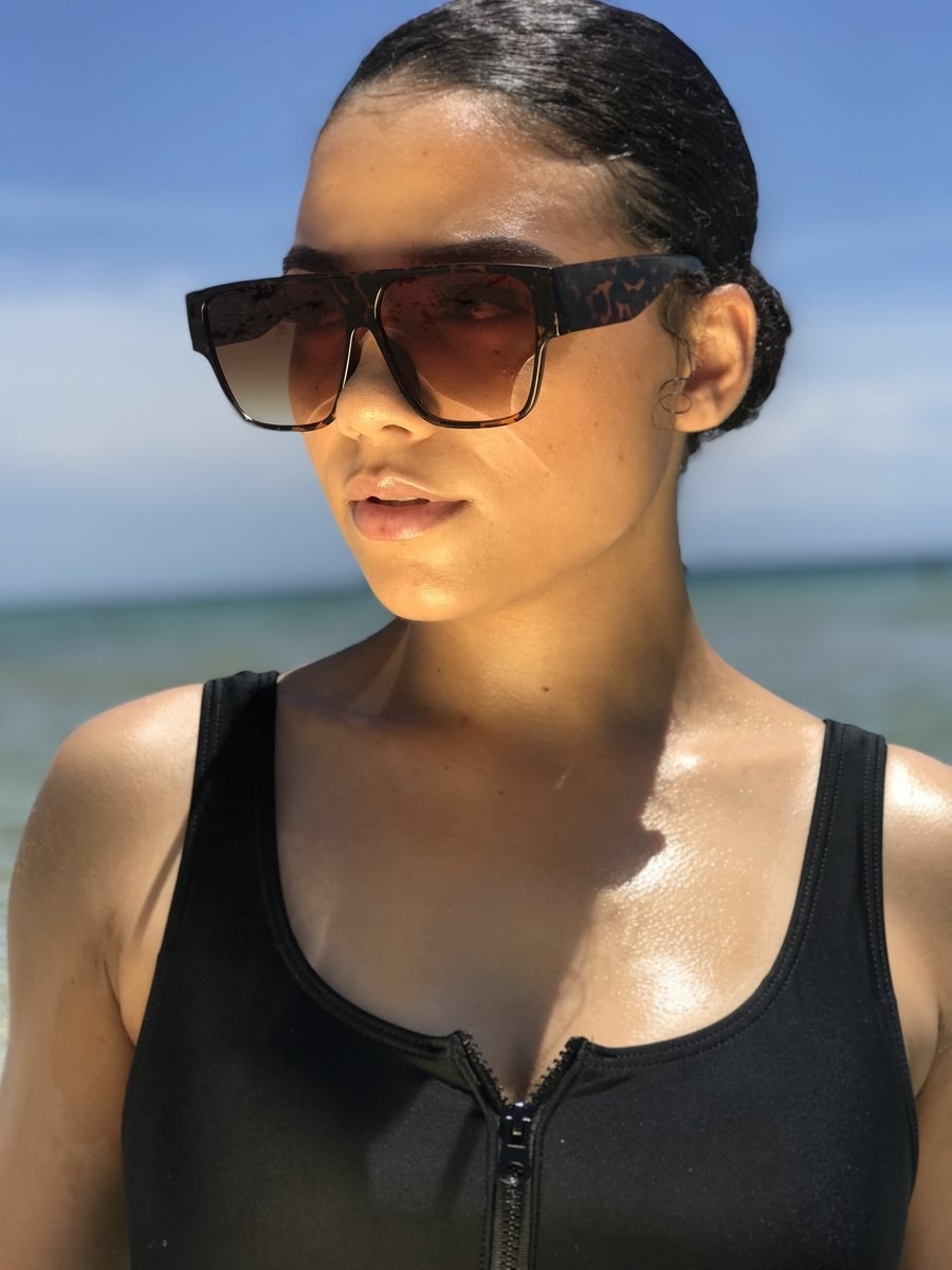 model wearing hot girl sunglasses
