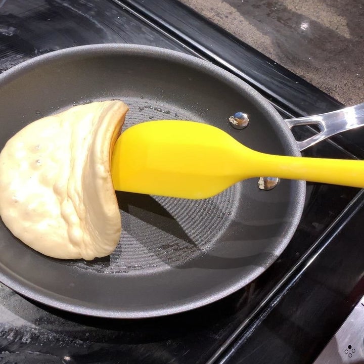 Another reviewer showing the spatula in use about to flip a pancake