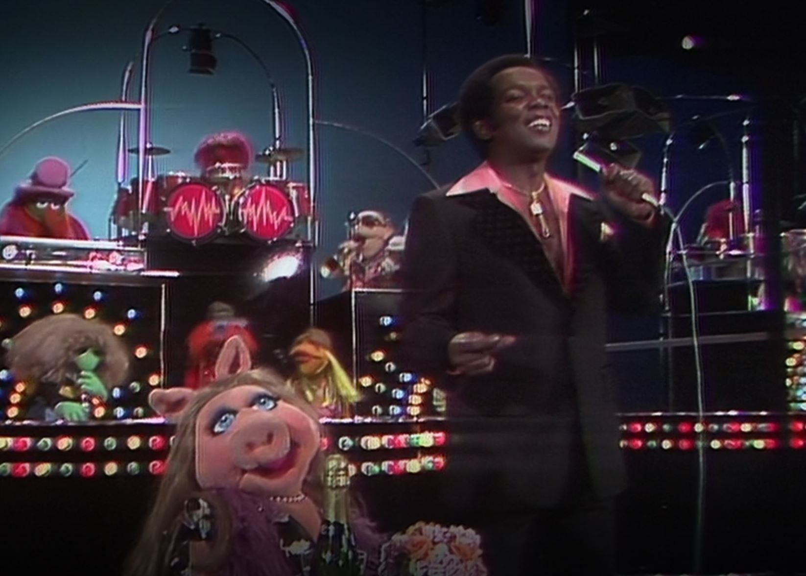 Piggy smiles while Lou Rawls sings