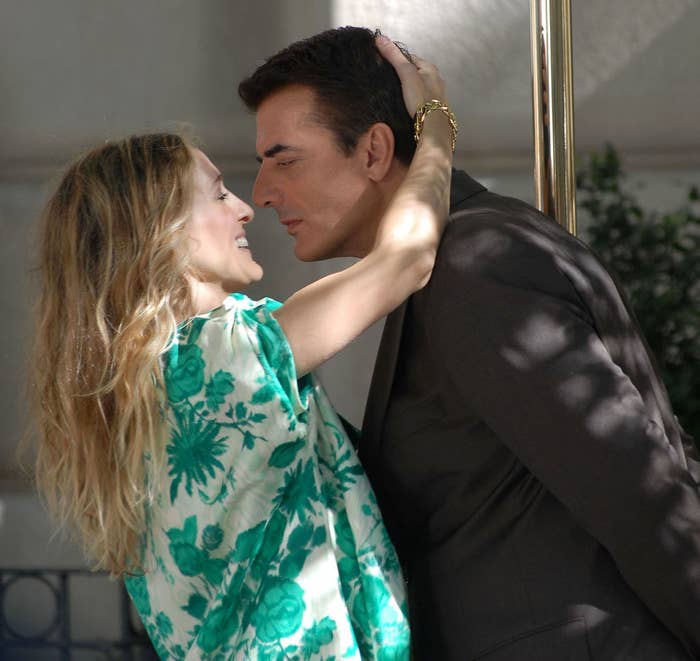 Chris Noth and Sarah Jessica Parker leaning in for a kiss as they film a scener Sex and The City: The Movie in 2007