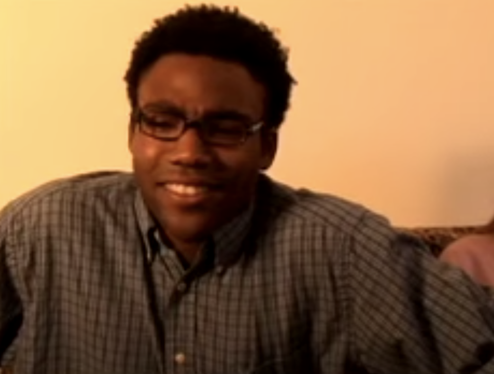 唐纳德Glover戴眼镜和领子的衬衫在YouTube上素描喜剧表演