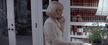 Drew Barrymore talking on the phone in Scream