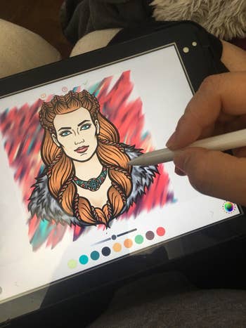 reviewer showing on the stylus pen can be used to color on a table