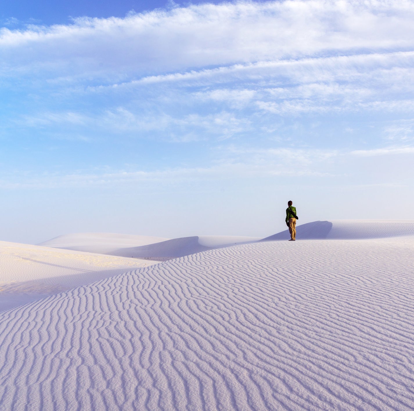 人站在完全白色的沙丘