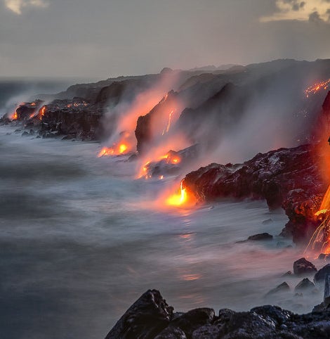 熔岩流掉悬崖和大海在夏威夷