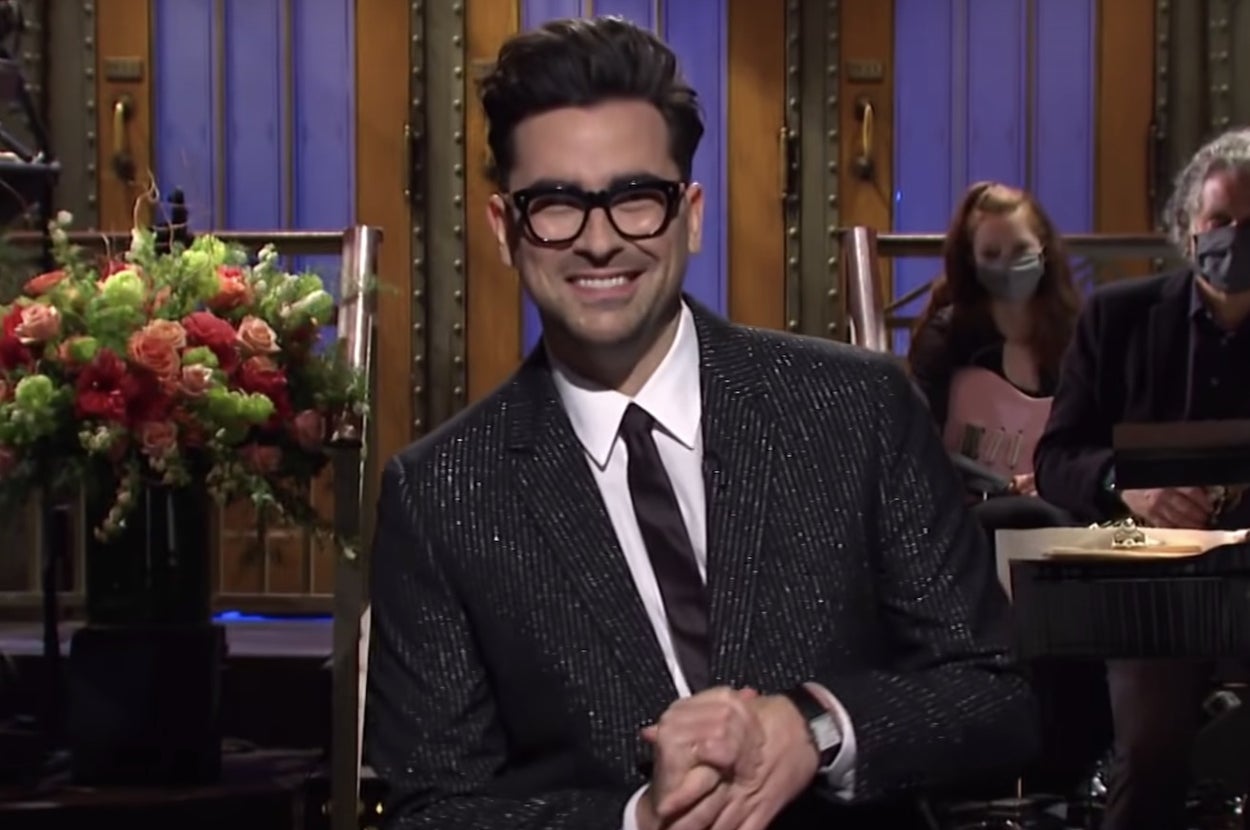 Snl Sticky Note Dan Levy Started A Sweet SNL Trend With Notes For Hosts