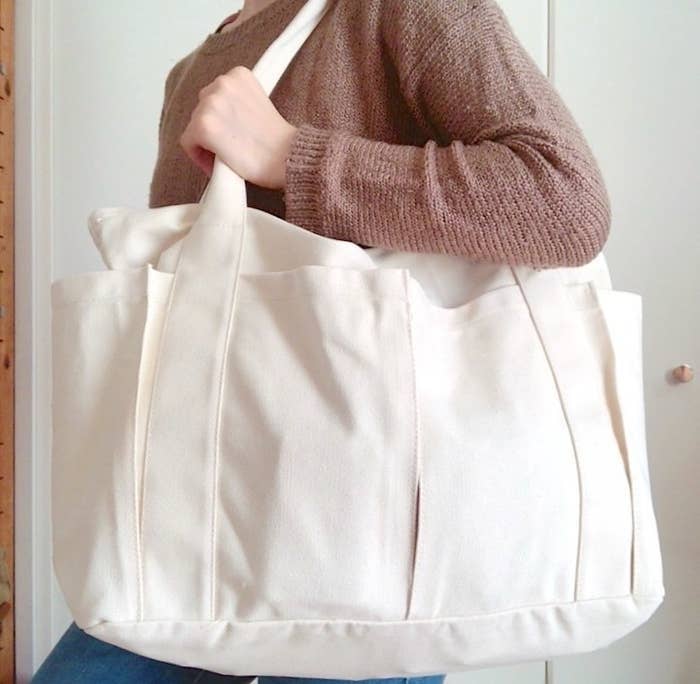 ミニなのに荷物がめっちゃ入る ハニーズの トートバッグ はポケットたっぷりで使いやすい