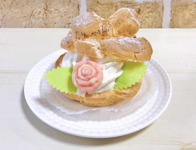 なんだこれすごい 不二家の薔薇付きシュークリームがめちゃくちゃかわいい Buzzfeed Japan 近所の不二家でかわいいシュークリーム を見 ｄメニューニュース Nttドコモ