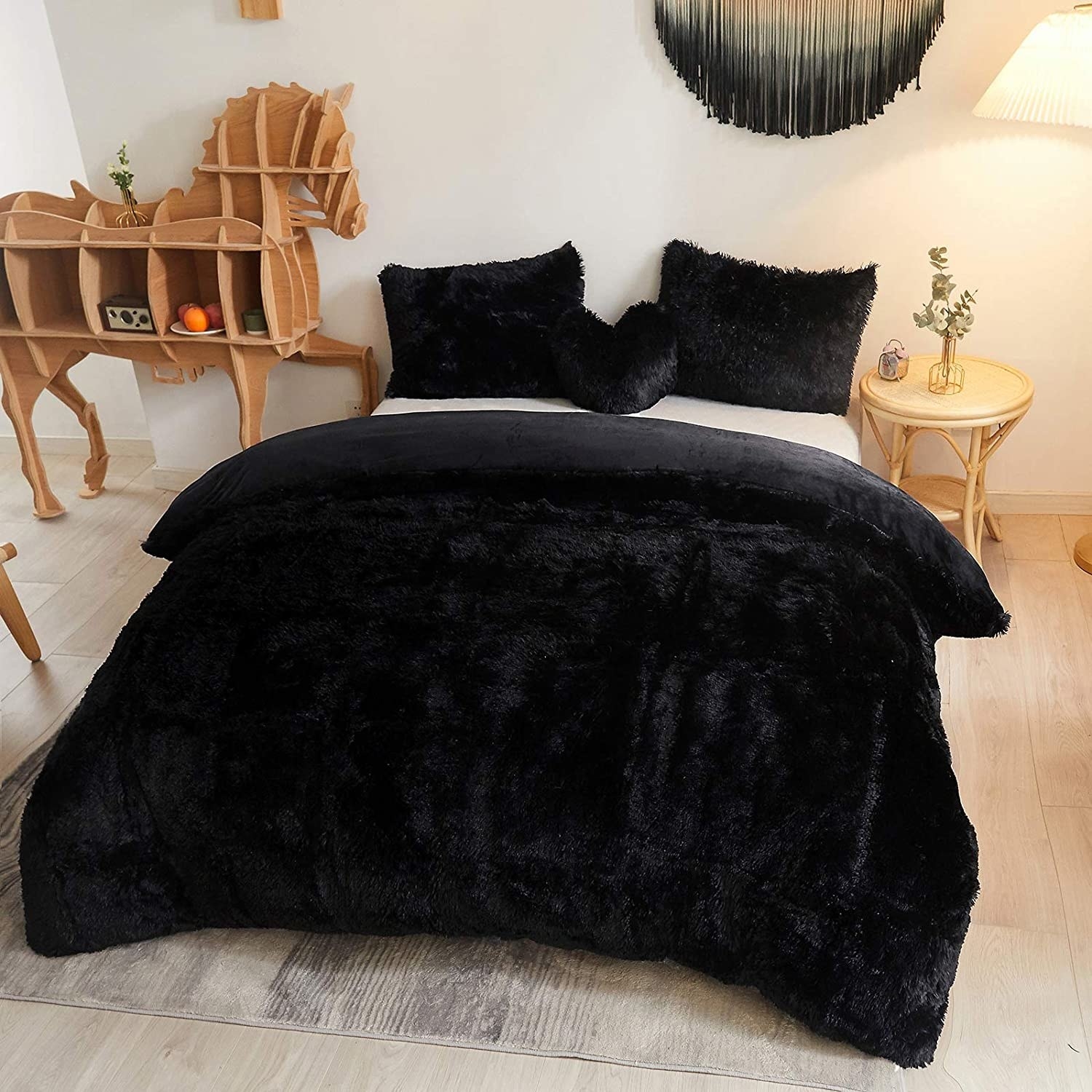 Black duvet with matching pillow cases in fluffy material 