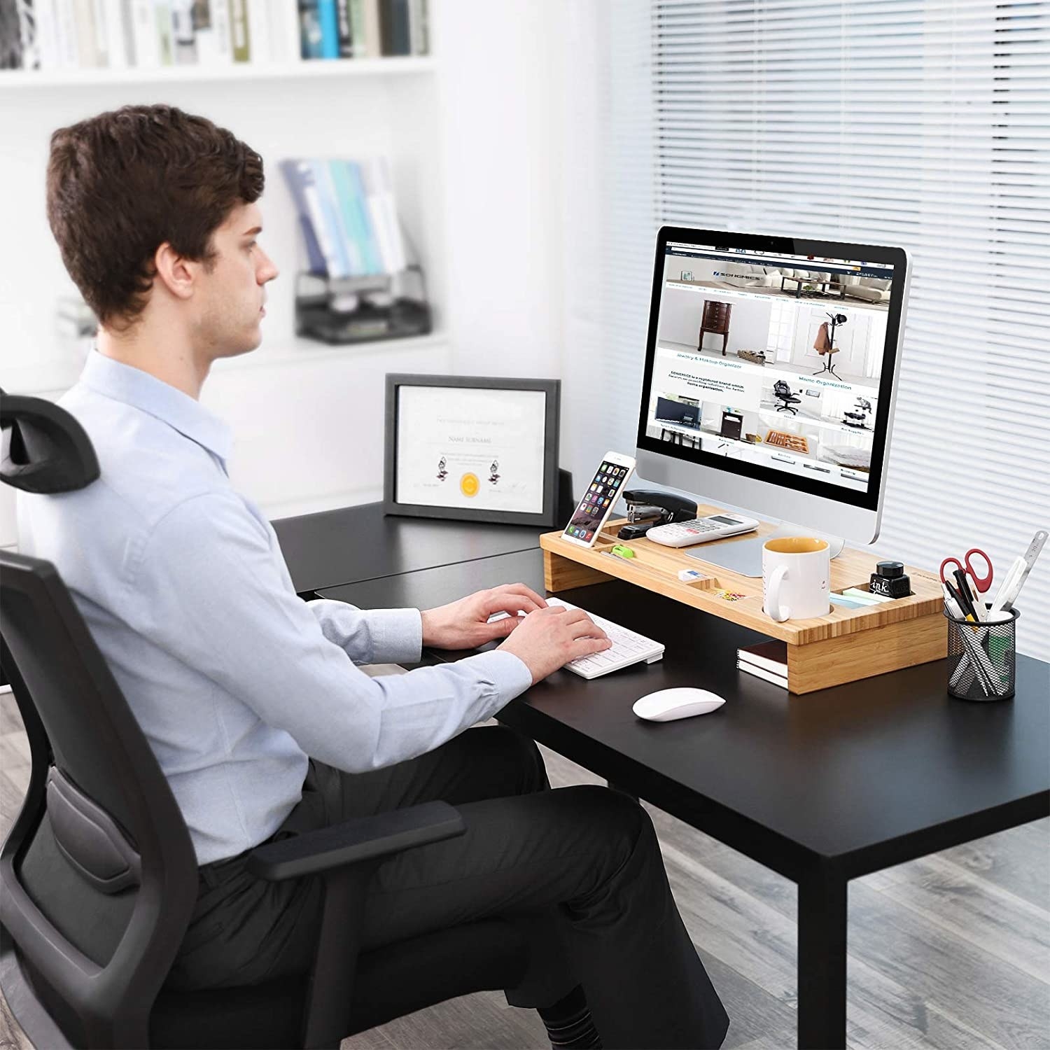 模型使用竹子监视器监控立管在办公桌前,咖啡杯,电话,办公用品