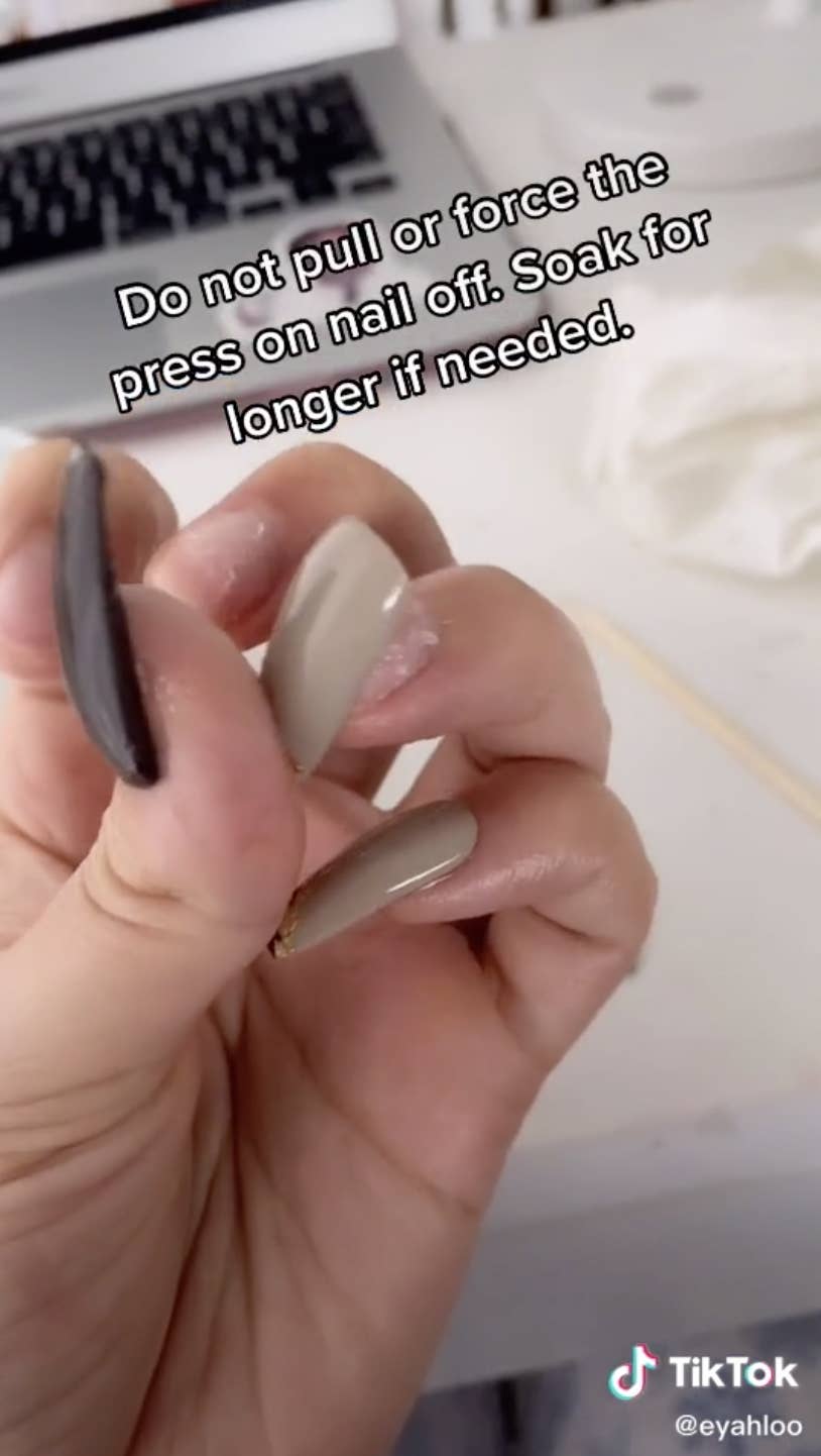 Vas a amar este truco de TikTok para quitarte las uñas postizas en casa,  sin dolor