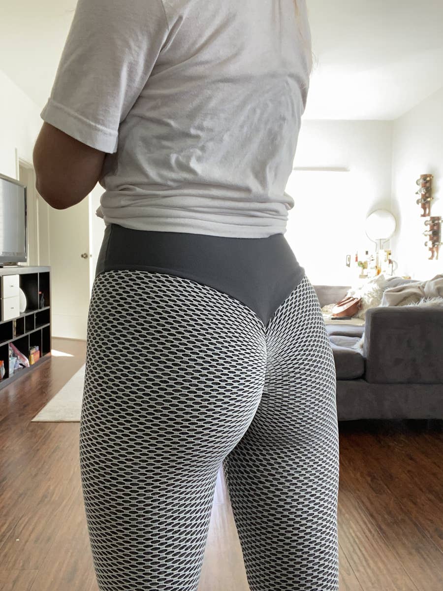 Alphalete owners - do the leggings actually make your butt look like this?  Does it go in your butt like that?? : r/gymsnark
