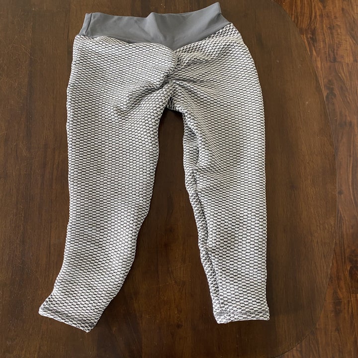 The back of the leggings, with ruched seem in the butt crack area.