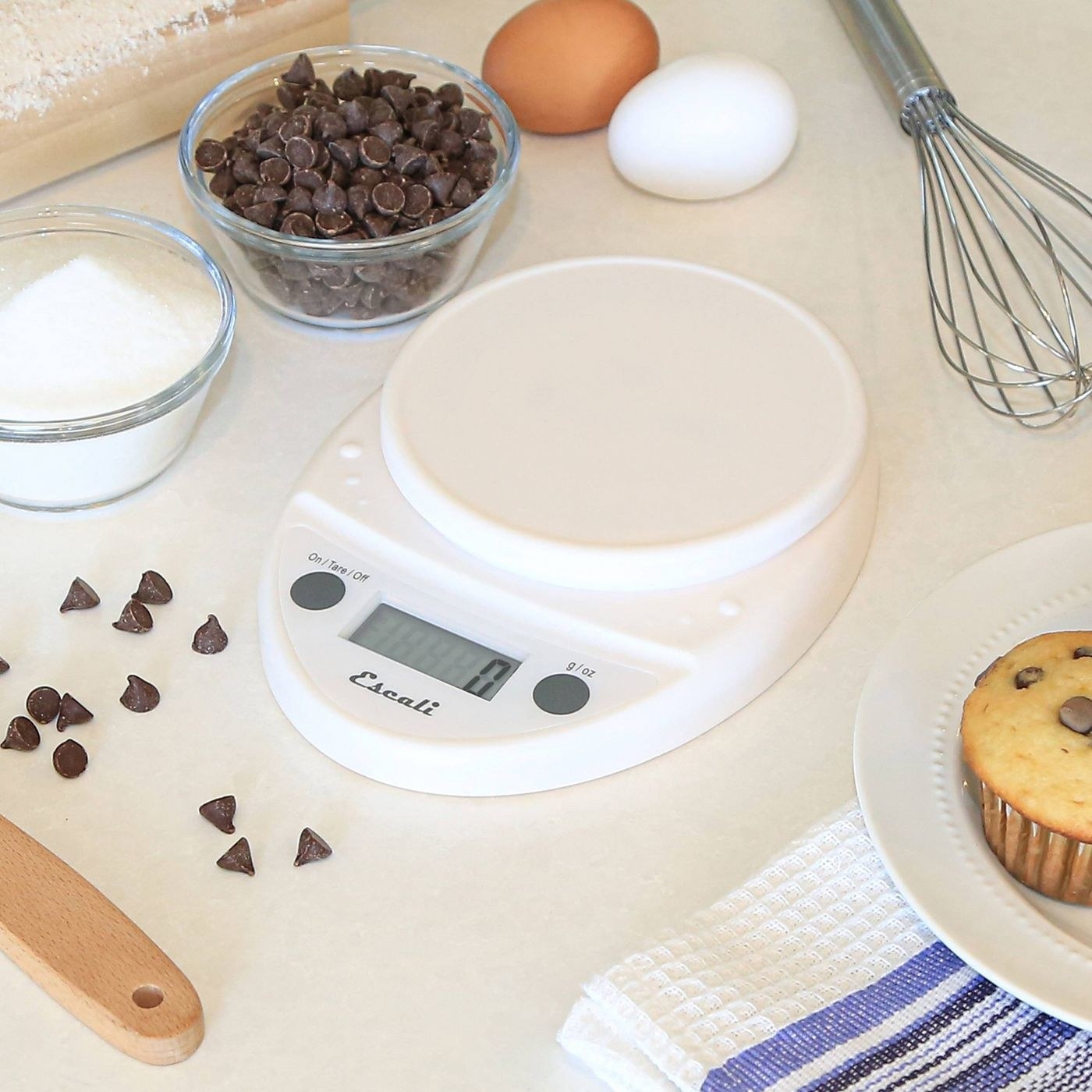 A white scale for cooking and baking