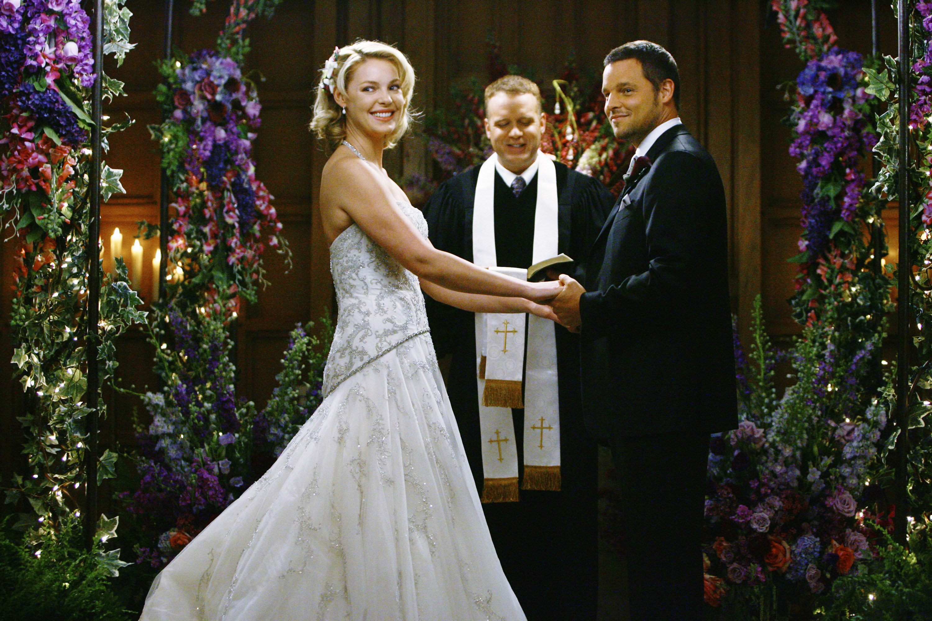Katherine Heigl and Justin Chambers dressed to get married, standing at the altar, on Grey&#x27;s Anatomy