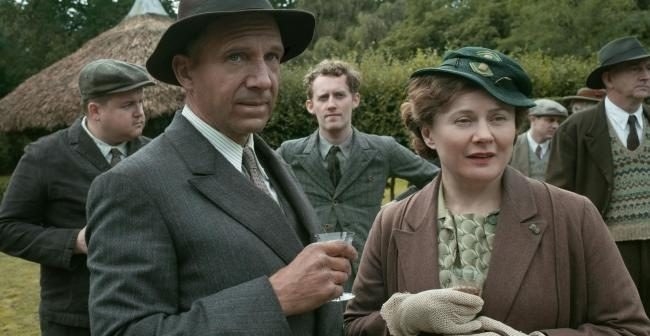 Still from The Dig: May Brown and Basil Brown in a garden 