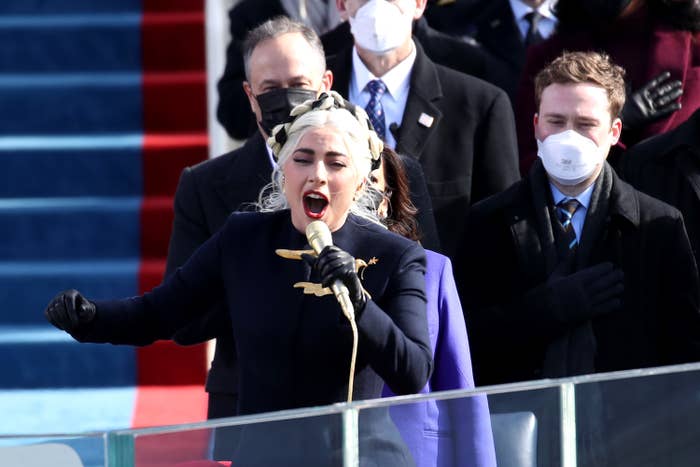 Lady Gaga唱国歌在总统乔·拜登# x27;年代就职典礼