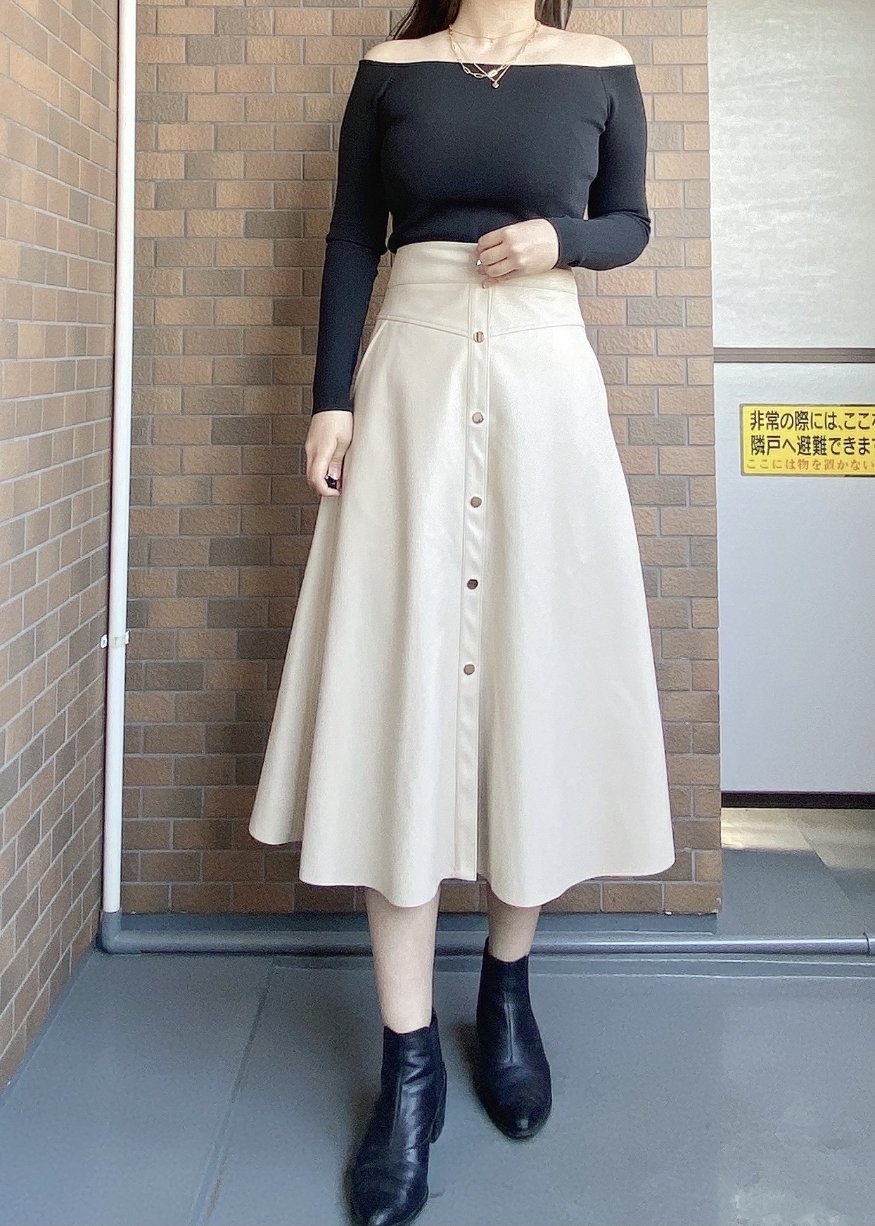 【新品/未着用】ZARA レザー風フレアーミディスカート　フェイクレザースカート