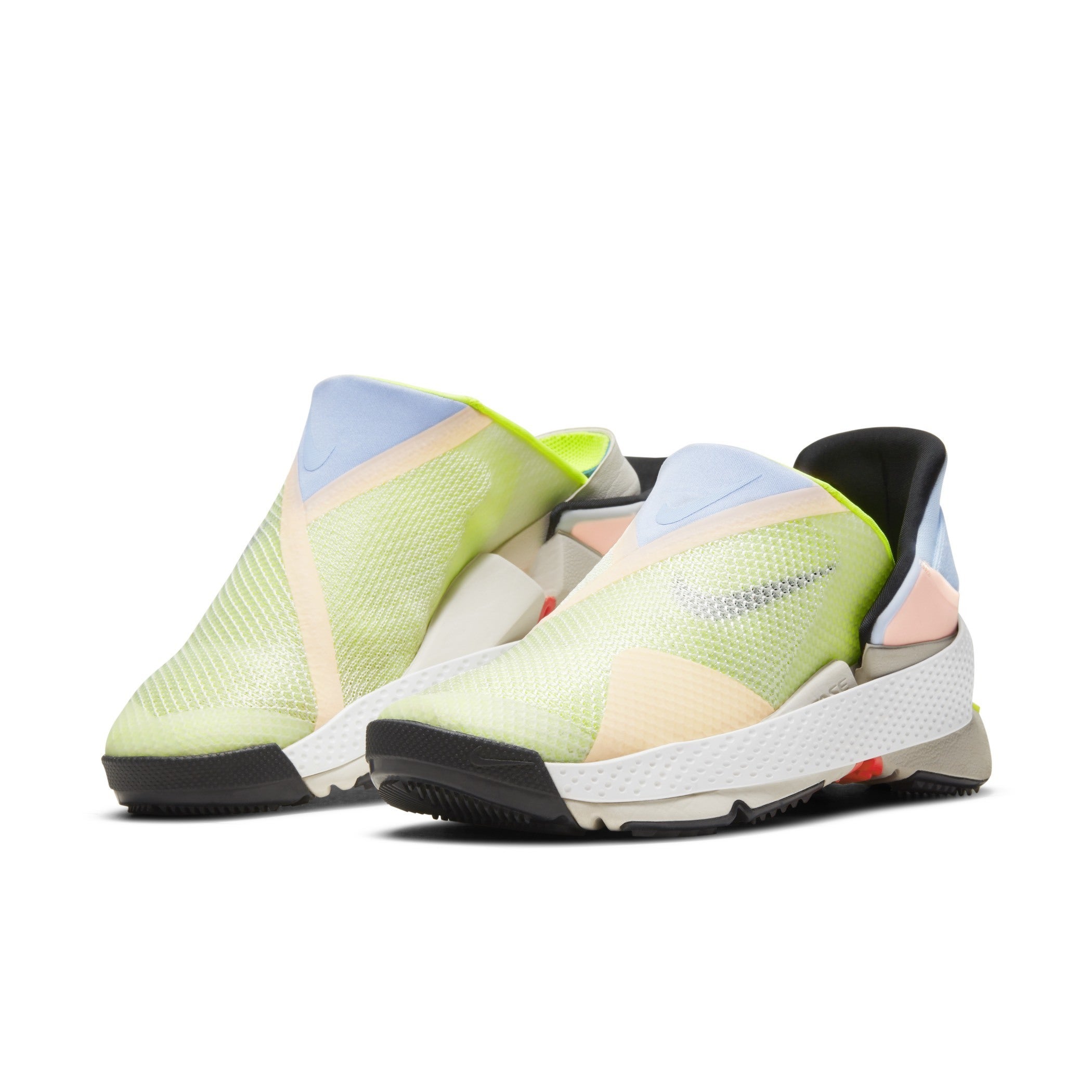 これはすごい…！手を使わずに履けるNIKEのスニーカーが画期的