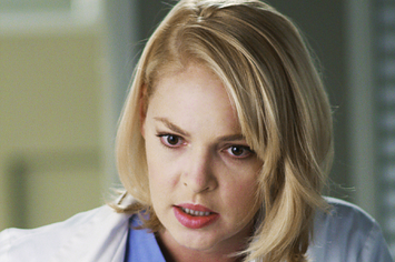 Katherine Heigl looks at someone off-camera in Grey's Anatomy