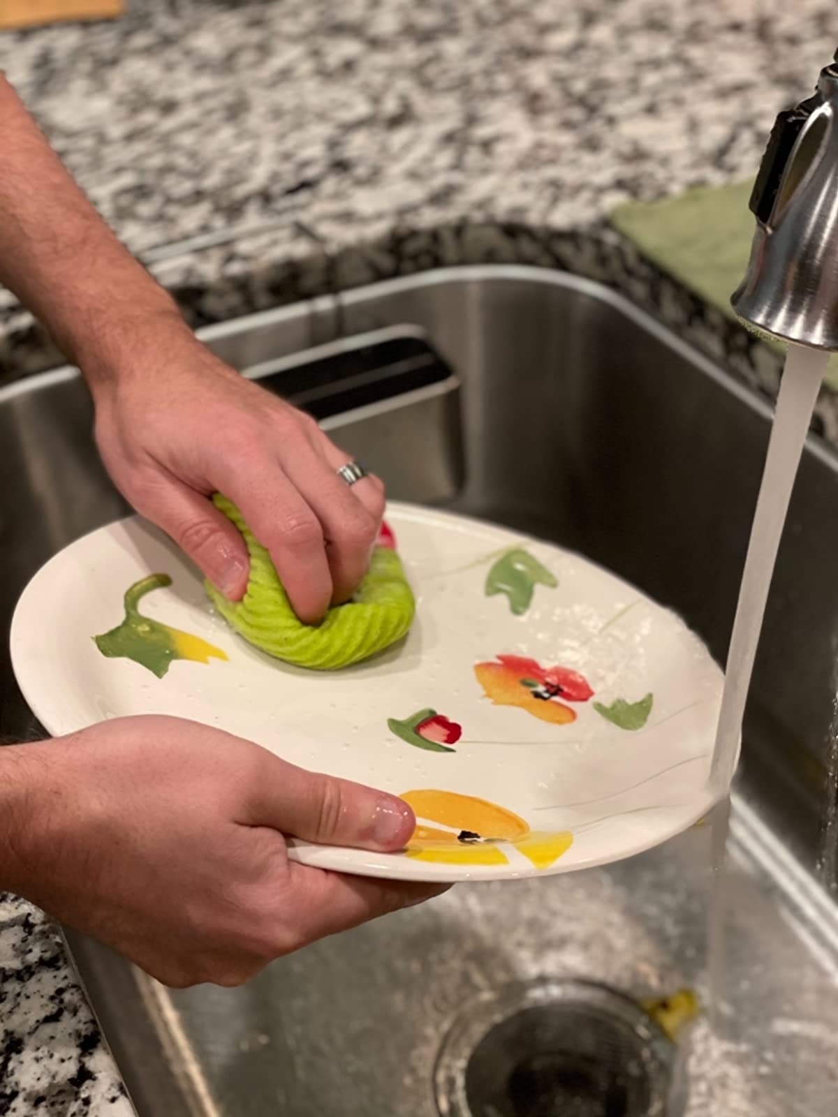 Reviewer using Swedish dishcloth to wash a plate