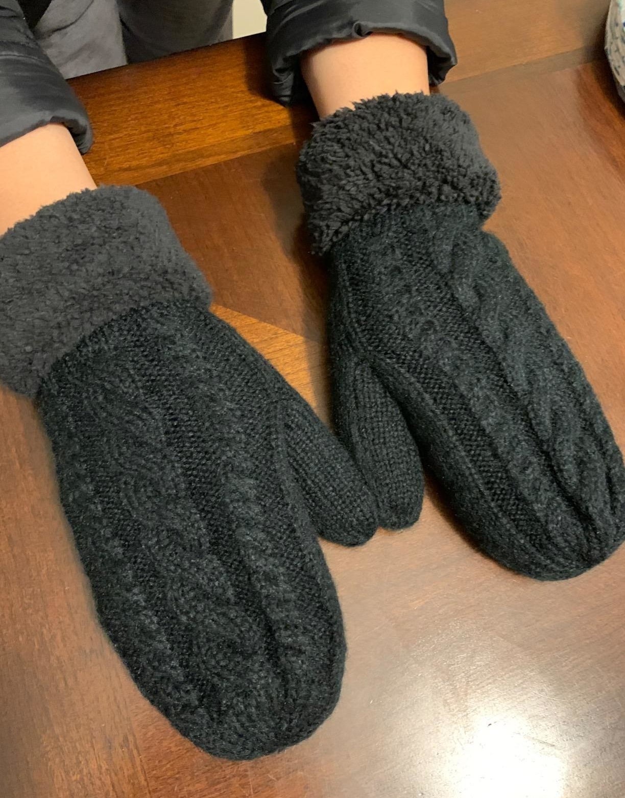 A reviewer wearing the mittens in black