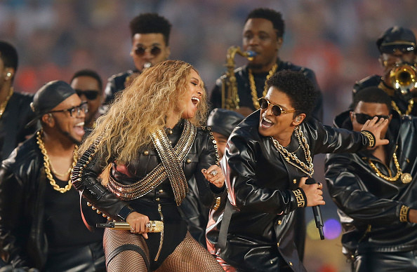 Beyonce dancing next to Bruno Mars with lots of backup dancers 