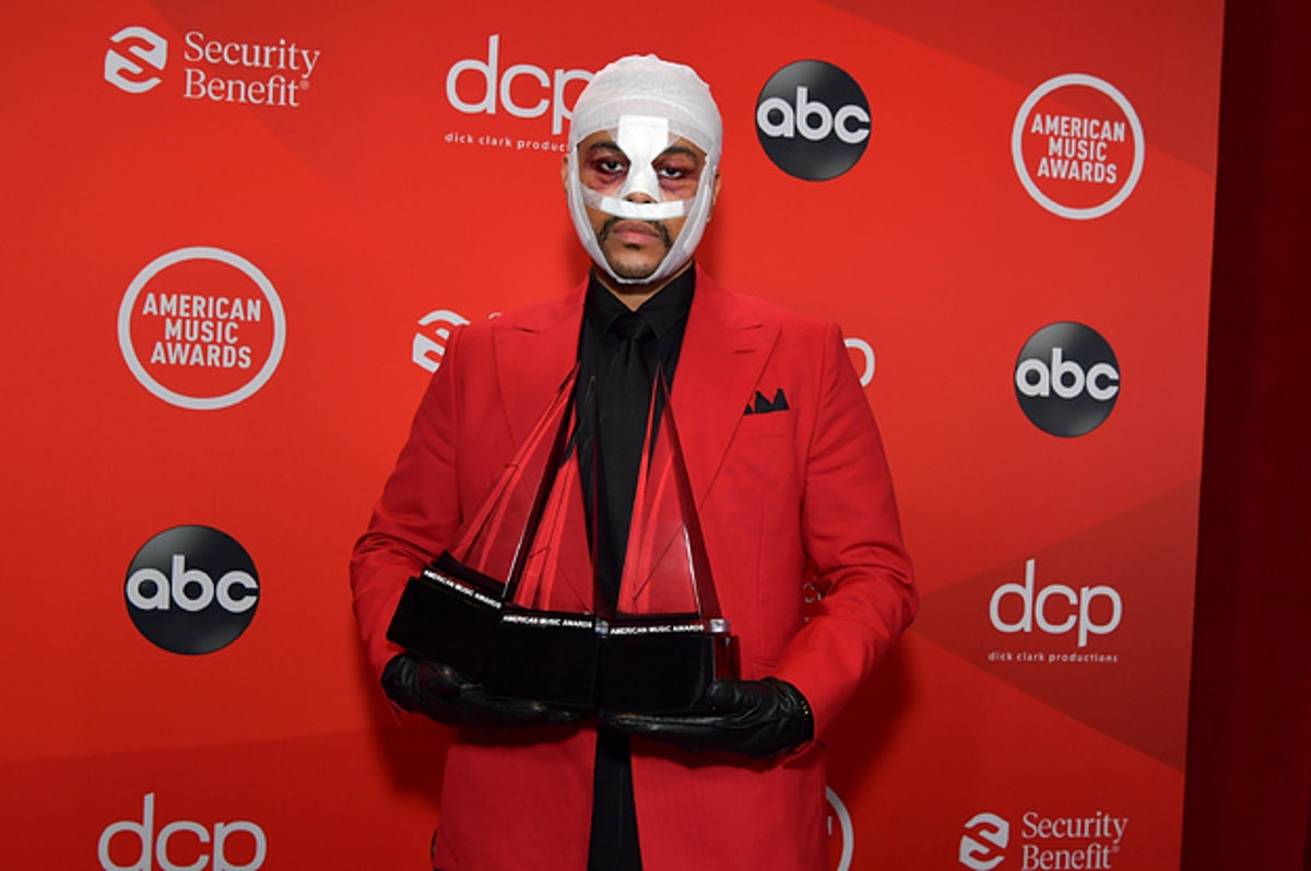 The Weeknd Ditches Red Suit And Bandages On His Face For The First Time On A  Red Carpet In Over A Year