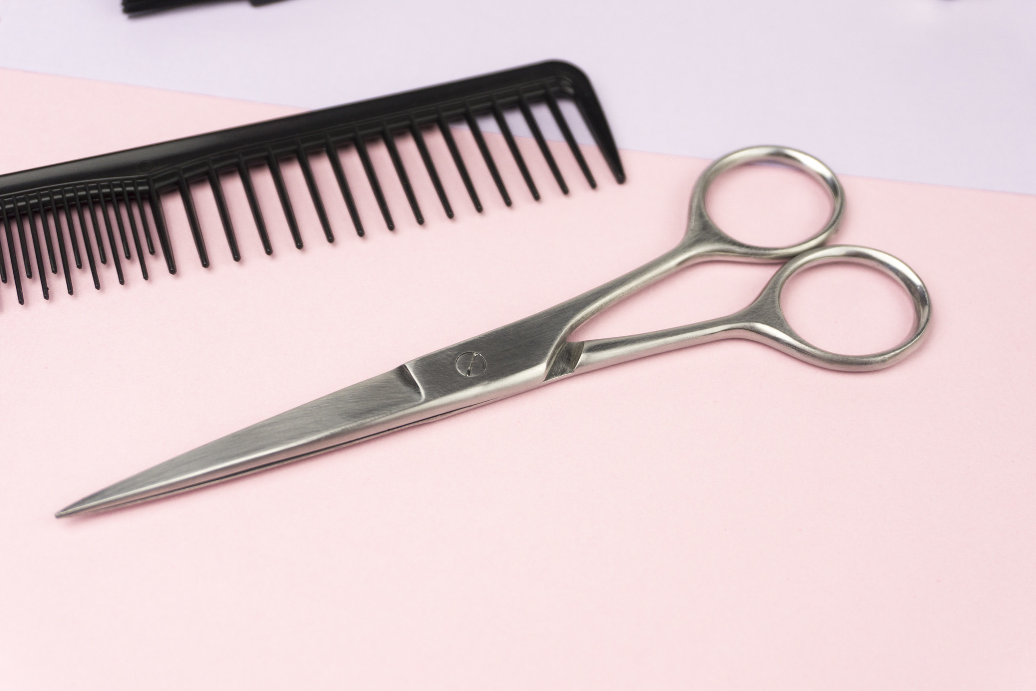 Scissors and a comb on a table