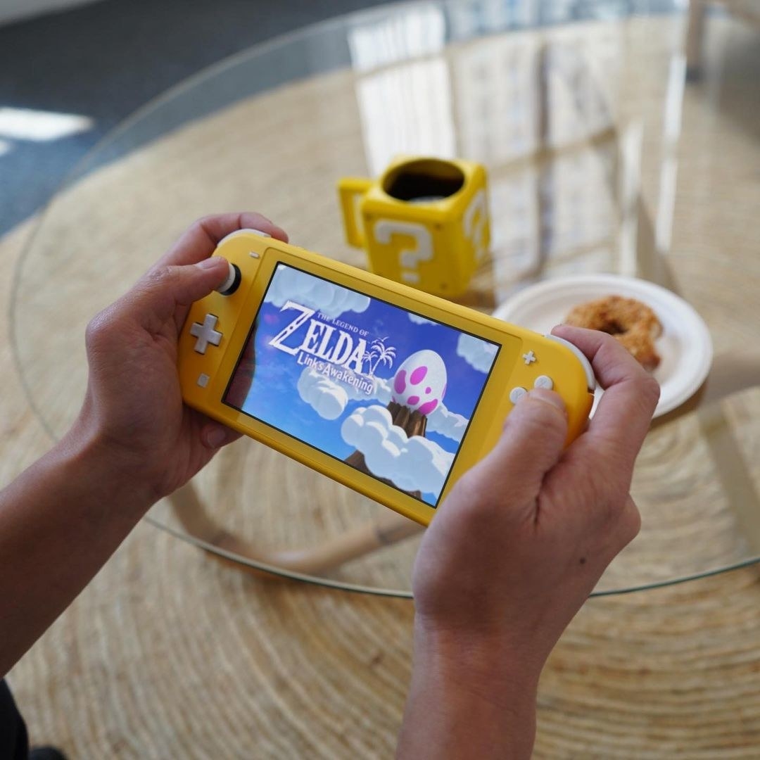 a model using a yellow switch to play zelda link's awakening