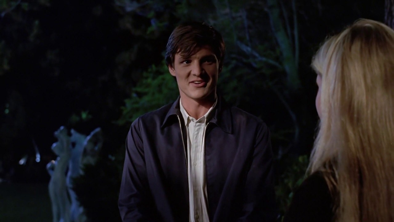 Screenshot Pedro Pascal talking to Sarah Michelle Gellar in a outside nighttime scene.