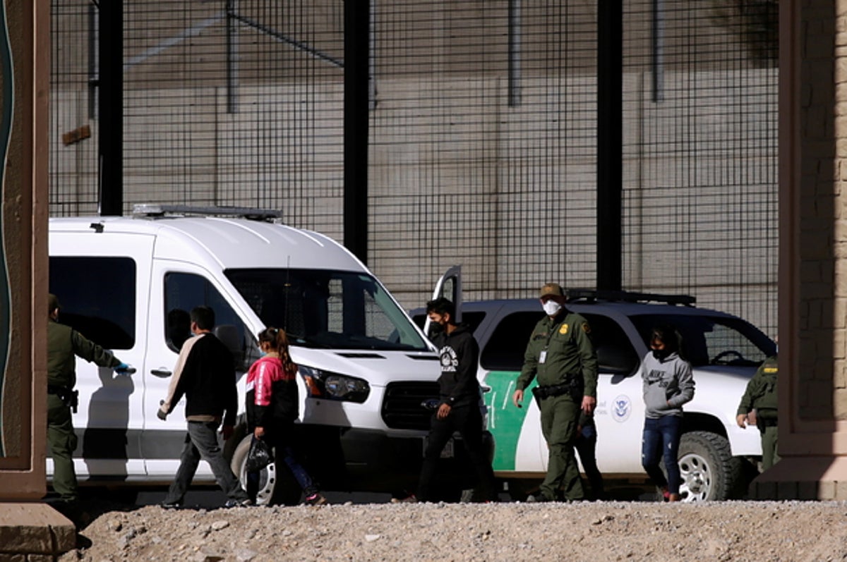 Texas border agents freeing some immigrant families after Mexico refused to accept them back