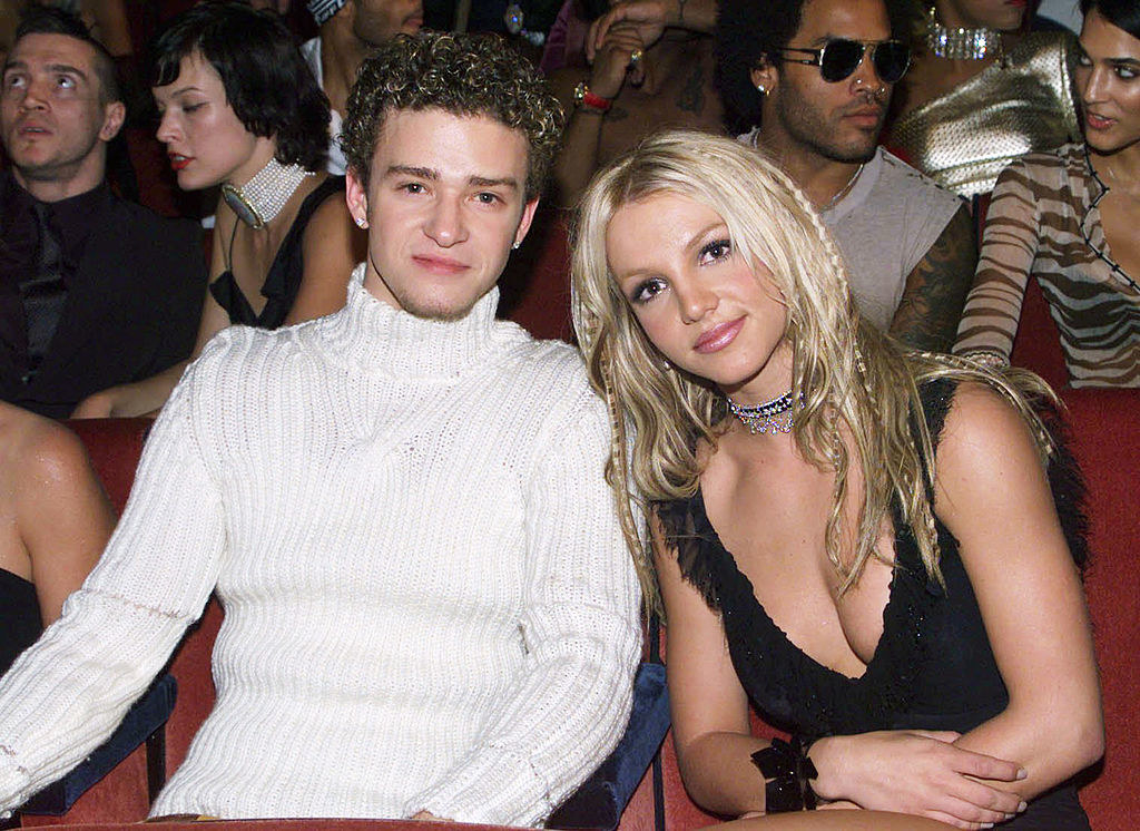 Justin and Britney at an awards show with Lenny Kravitz and Milla Jovovich sitting in the row behind them